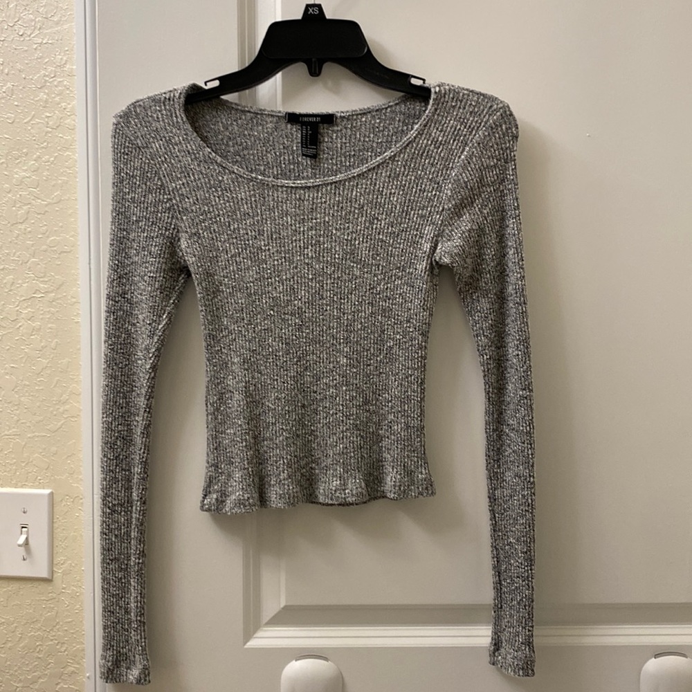 Small gray longsleeve top